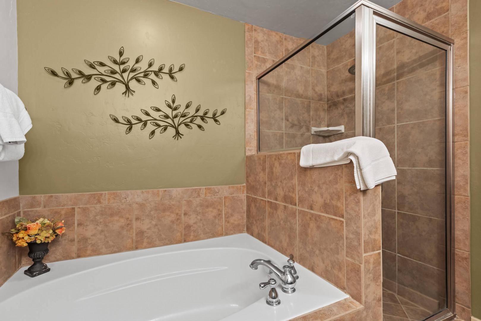 Bear Hollow Lodges 4201: Step-in shower and luxurious tub in the bathroom attached to the primary bedroom.