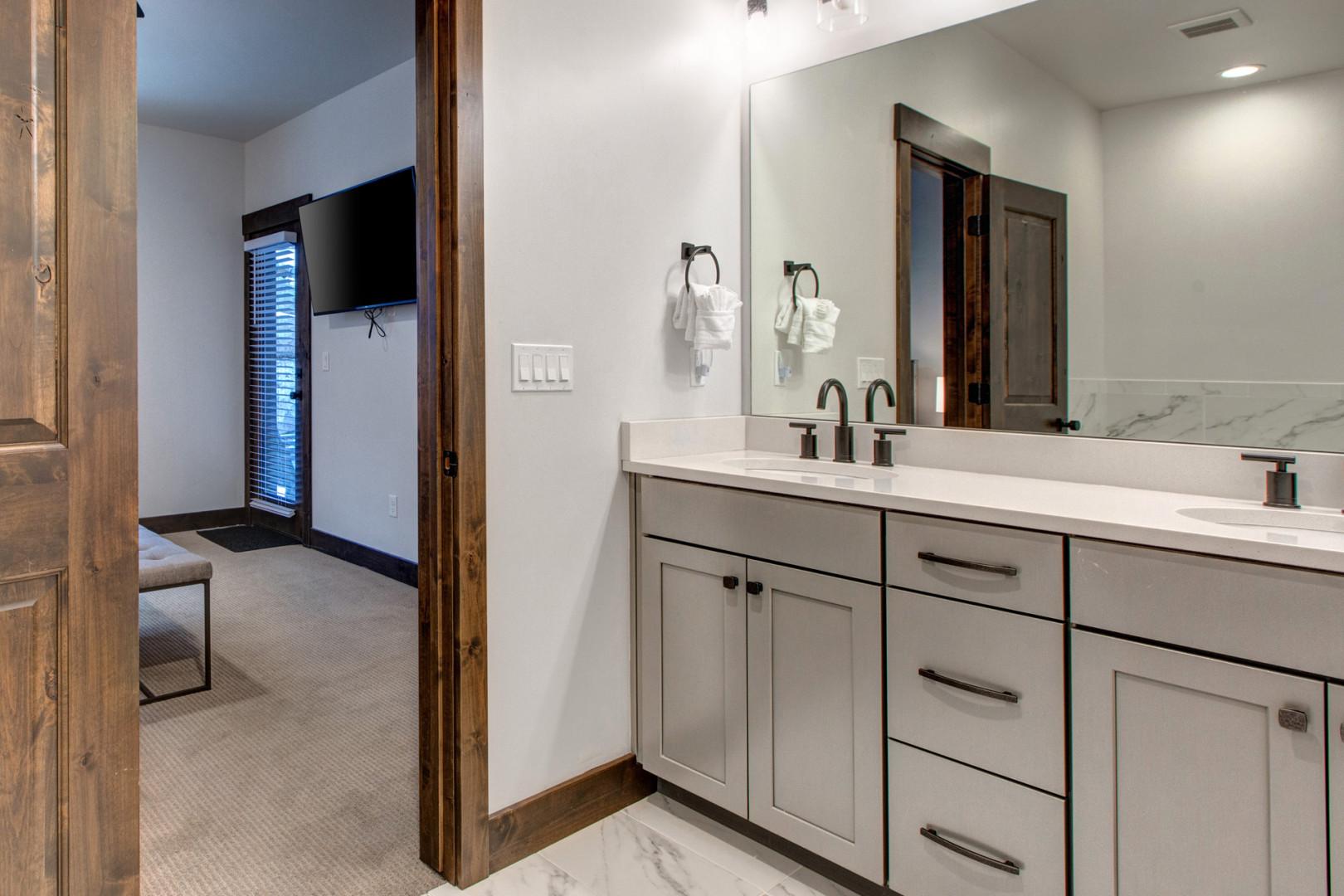 Black Rock Ridge 14494: Reflective sink area with a sleek mirror, perfect for morning routines.