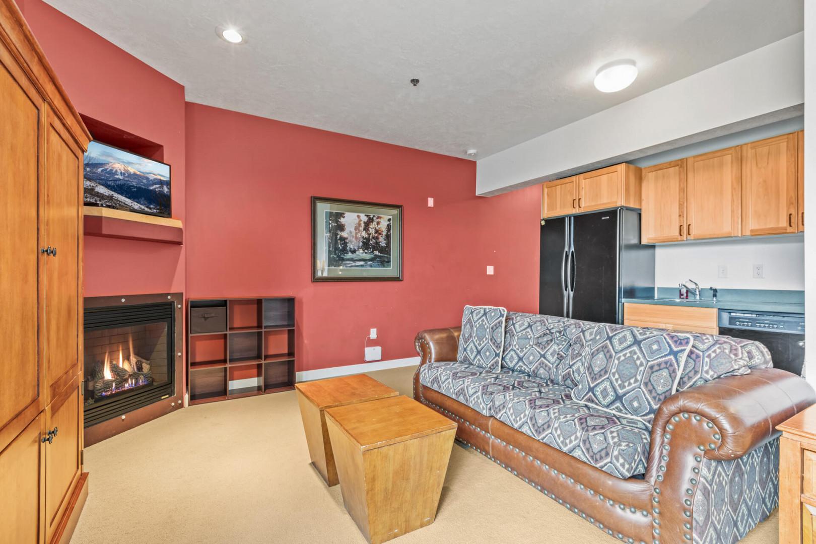 Stillwater Lodge 3005: Cozy ambiance with a sofa set, center table, and fireplace."