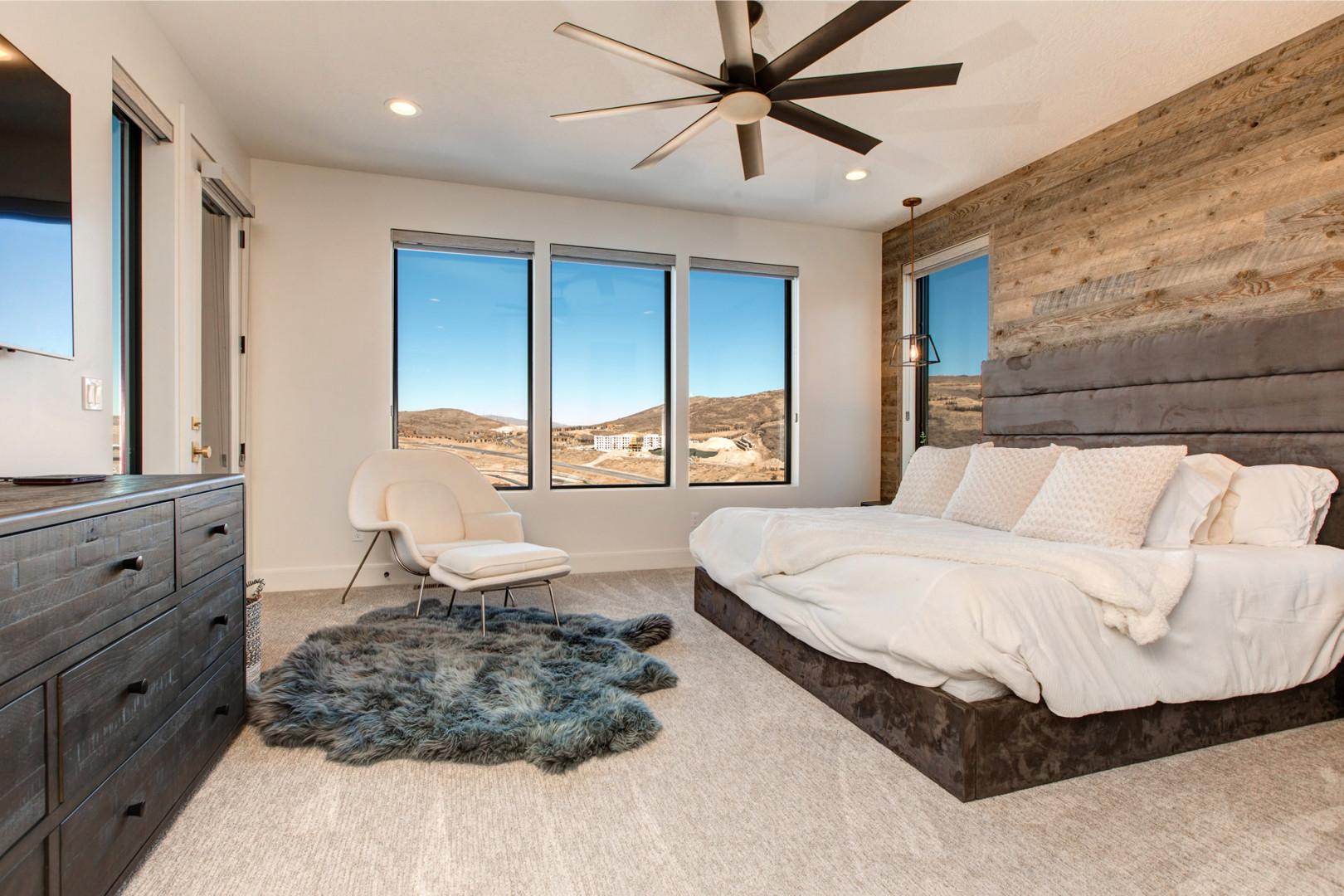 Jordanelle Estates 13201: Cozy bed with modern ensuite bathroom for ultimate relaxation.