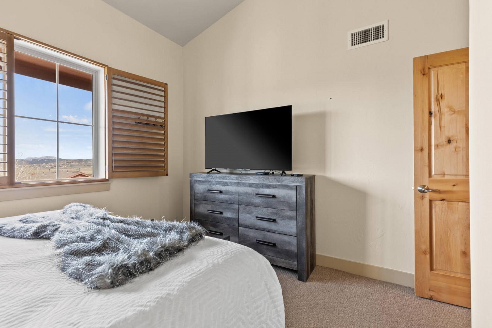 Vacation Rentals in Park City at Bear Hollow Lodges 1304: Primary bedroom with King bed and ensuite bathroom