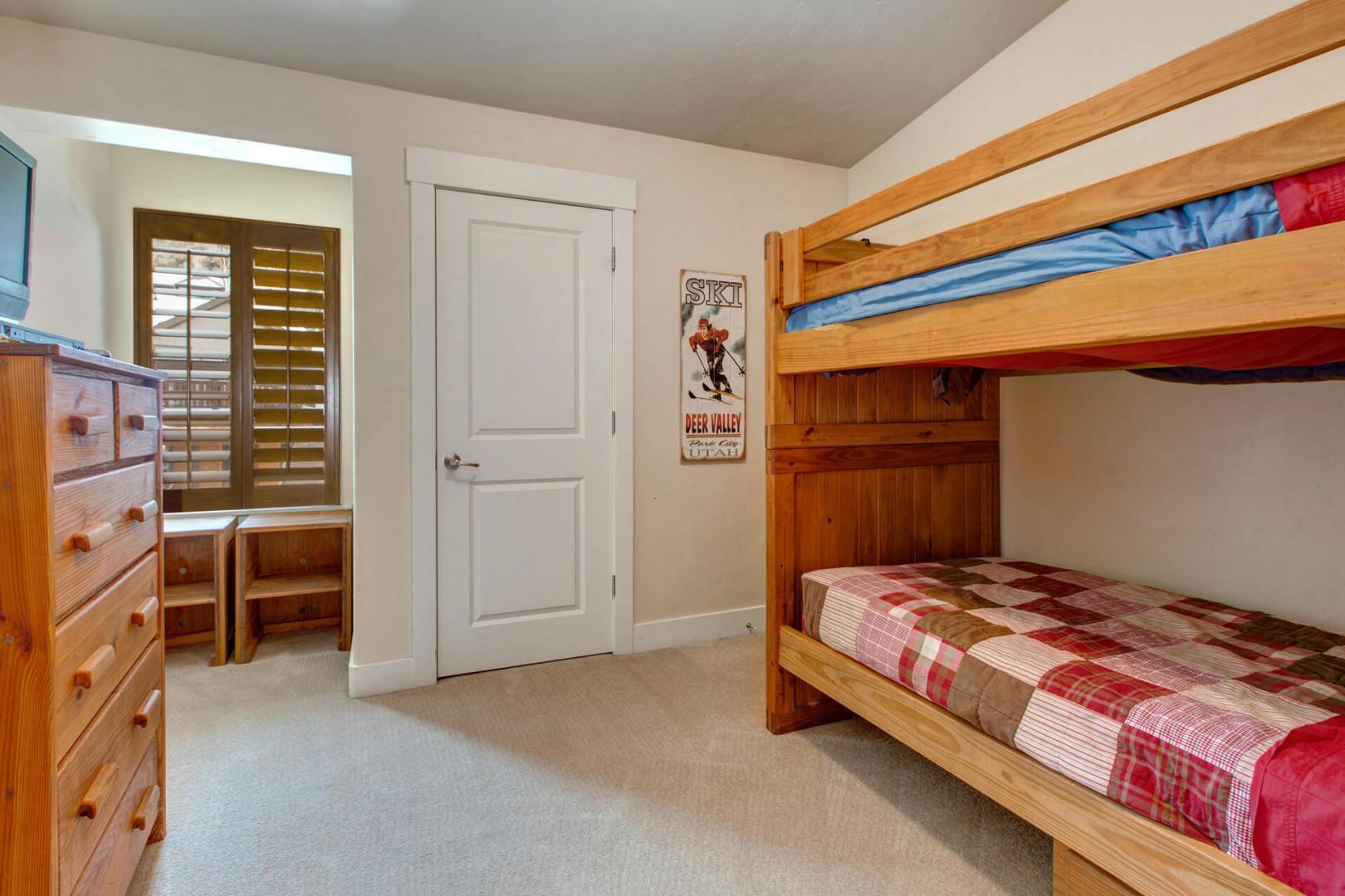 Bear Hollow Village 5437: 3rd Bedroom- Dream big in our fun and cozy bunk bed room!