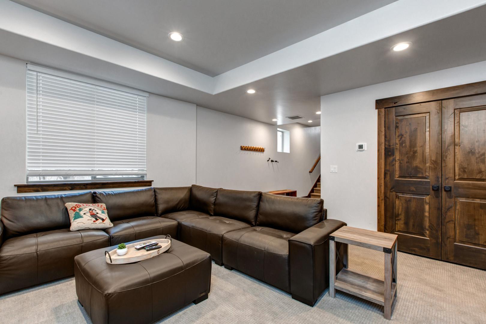 Black Rock Ridge 14494:  "Cozy sofa set with a view through the window at the back."