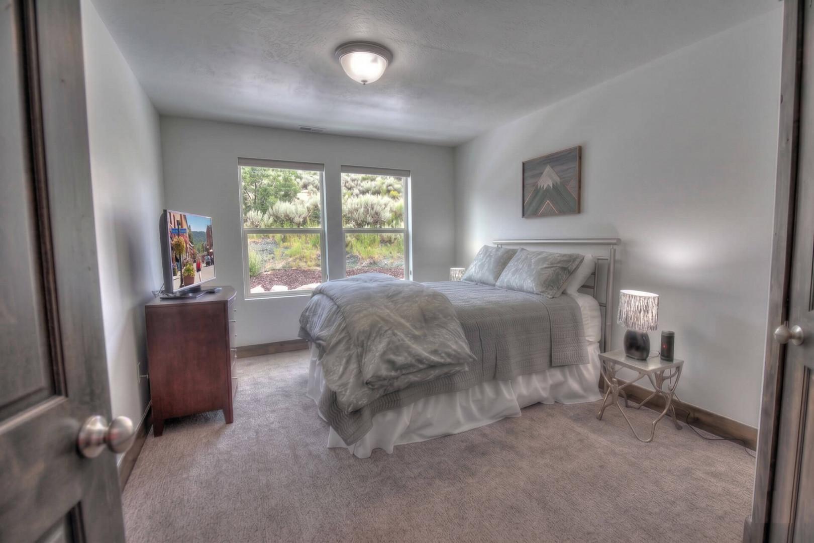 RJ 1113 Upstairs Queen Bedroom