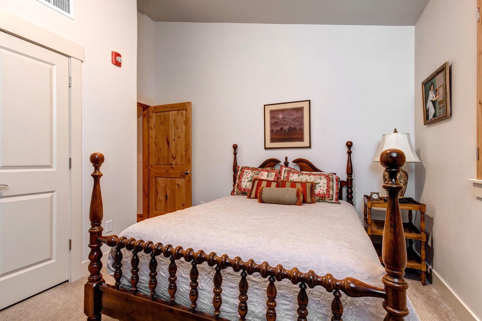 Bear Hollow Lodges 4403: The comfort of a Queen bed is inviting when it is time to rest up for your next day.