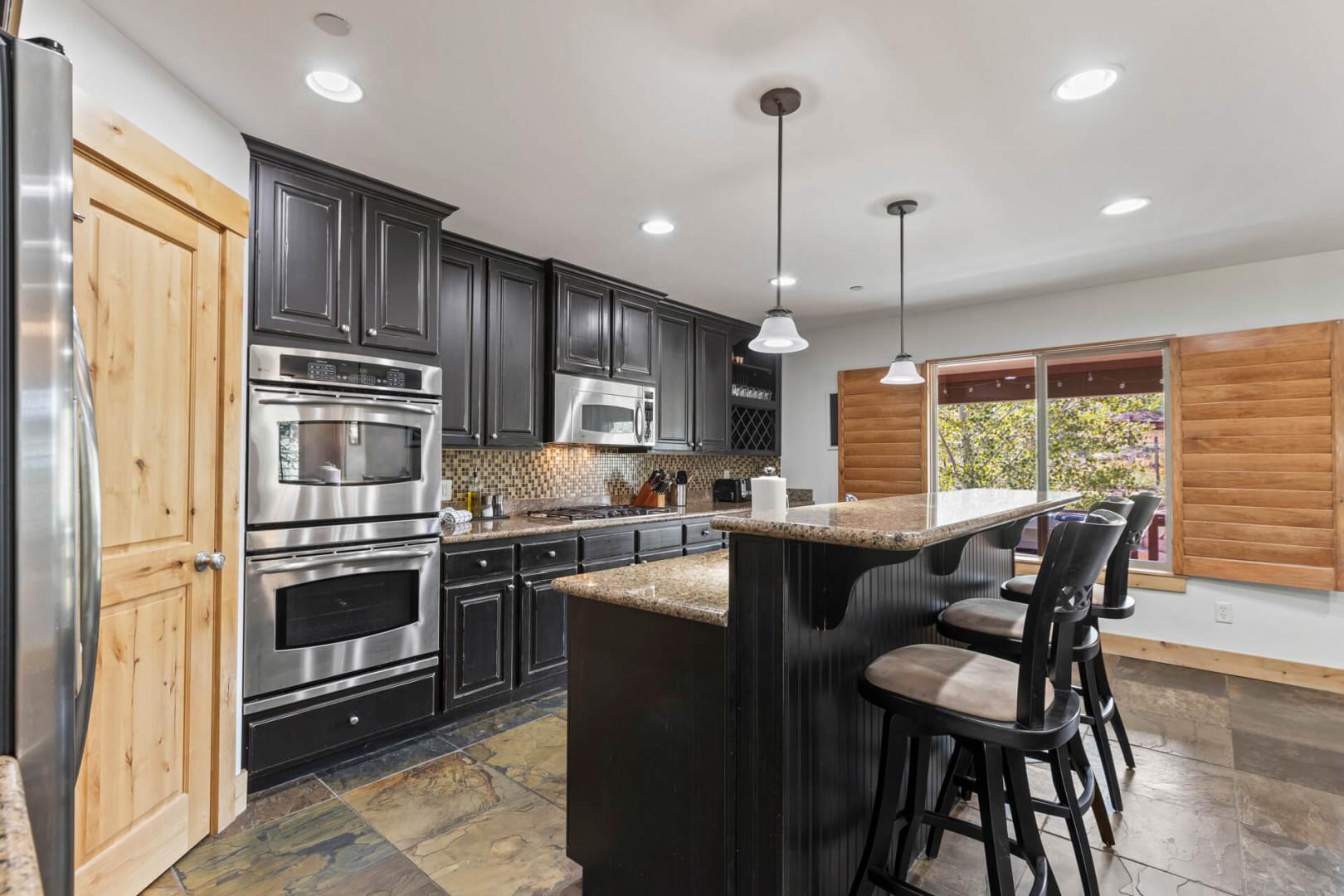 Bear Hollow Village 5595: Fully Equipped Kitchen: Appliances with bar stools, perfect for cooking and dining.