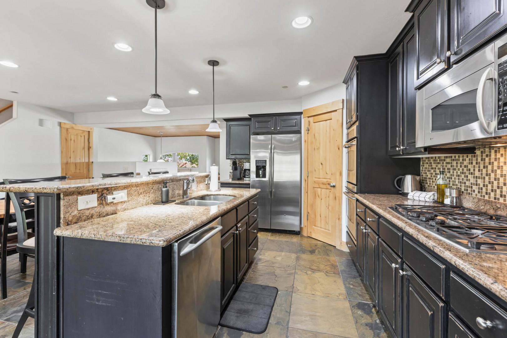 Bear Hollow Village 5595: Modern appliances and ample storage in sleek kitchen design.