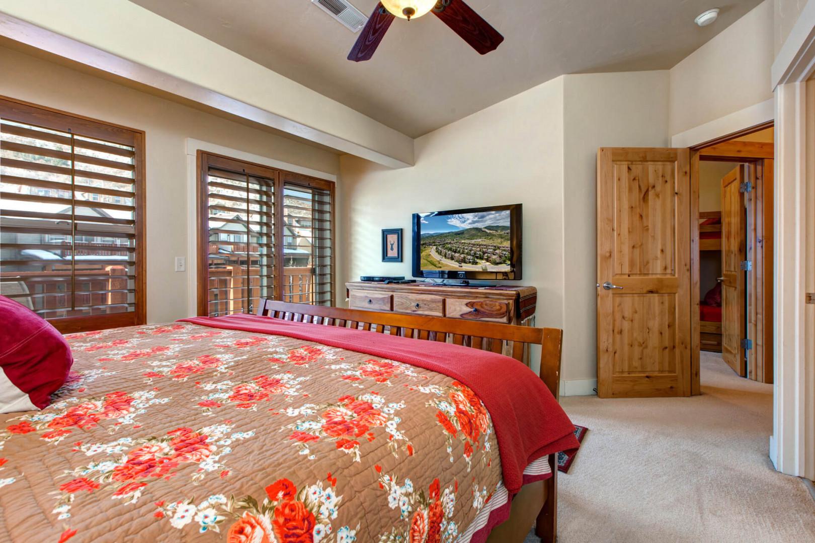 Bear Hollow Village 5437:  The master suite has a King-sized bed with en suite bathroom.