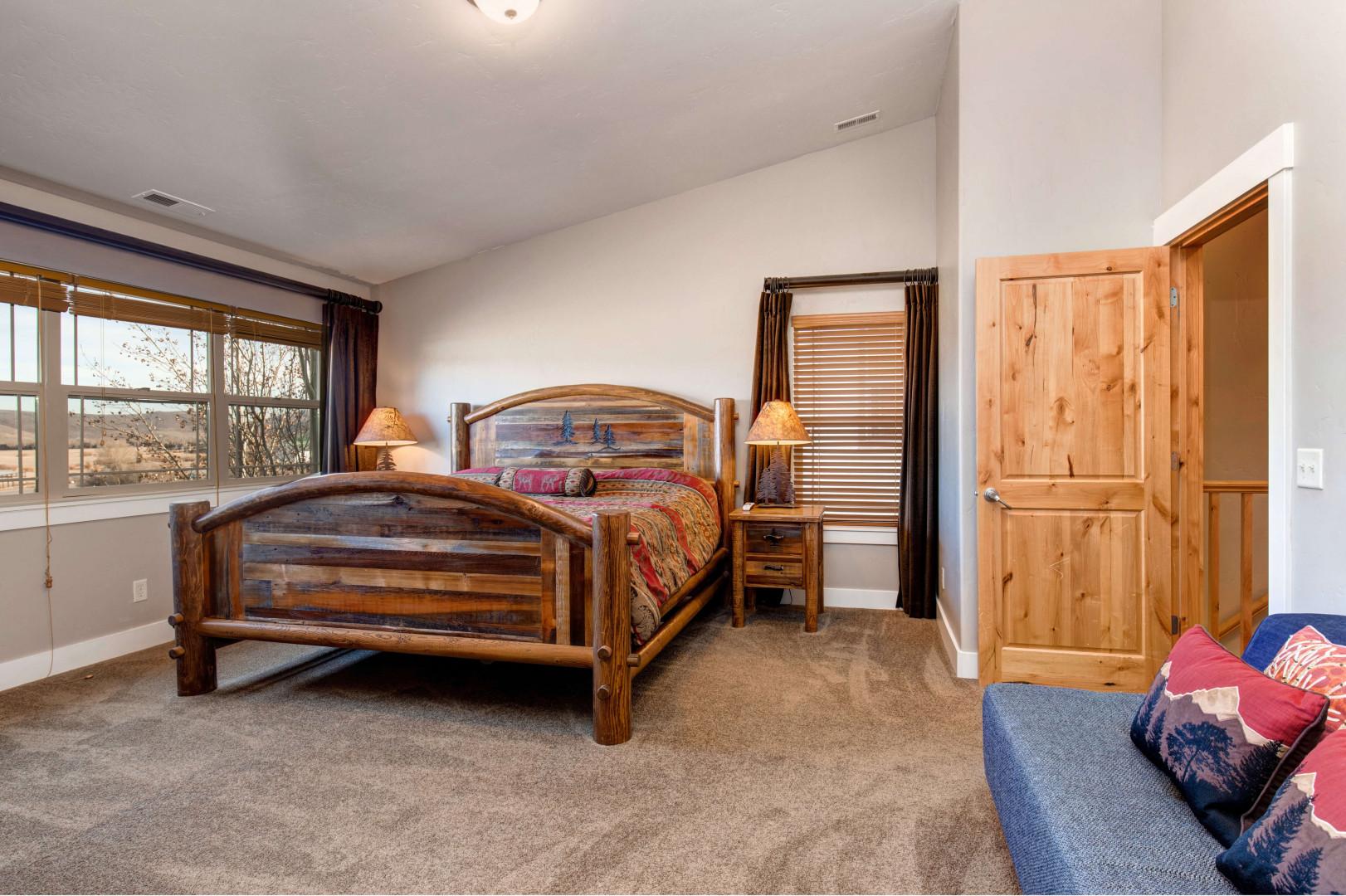 Bear Hollow Village 5639: Cozy bed and comfy sofa perfect for relaxing and unwinding."