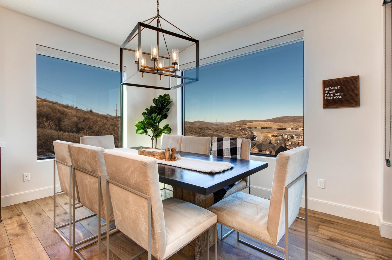 Jordanelle Estates 13201: Dining Table: Gather around for delicious meals and great conversations.