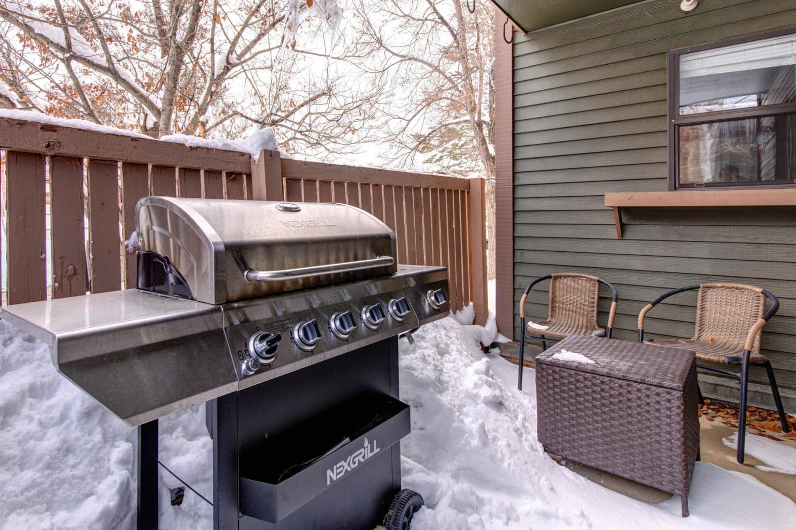 Powderwood 12N: Perfect setting with gas grill, chairs, and table for relaxation.