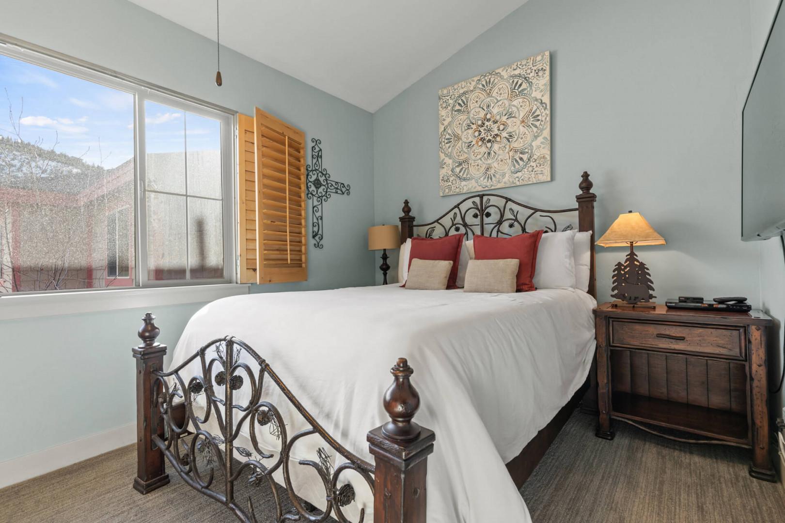 Bear Hollow Lodge 1401: The primary bedroom suite features a Queen-sized bed, beautiful views, a private bathroom with a step-in shower, separate soaking tub, and a double vanity,