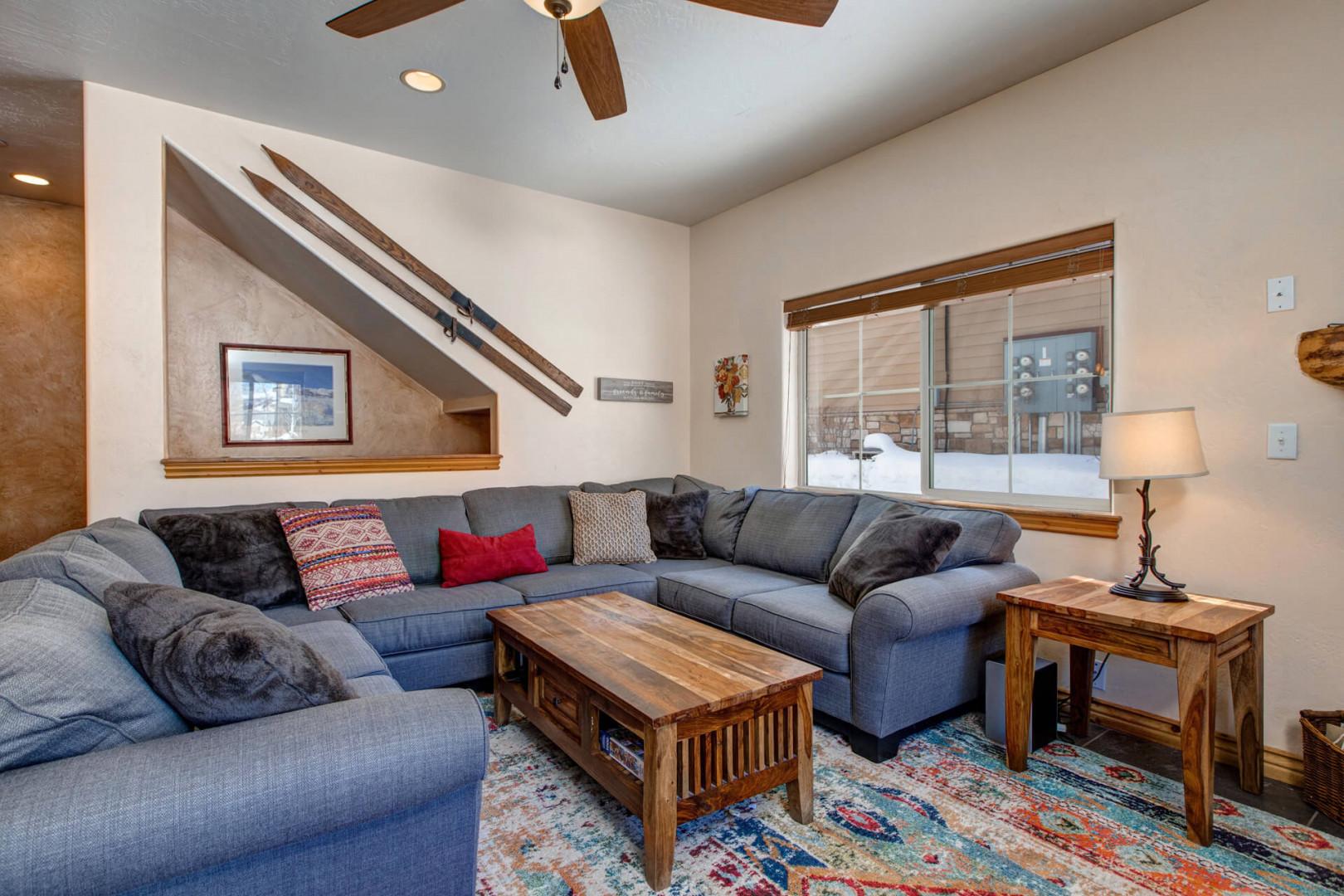 Bear Hollow Lodges 5474: Cozy sofa set by the window, perfect for relaxation and views.