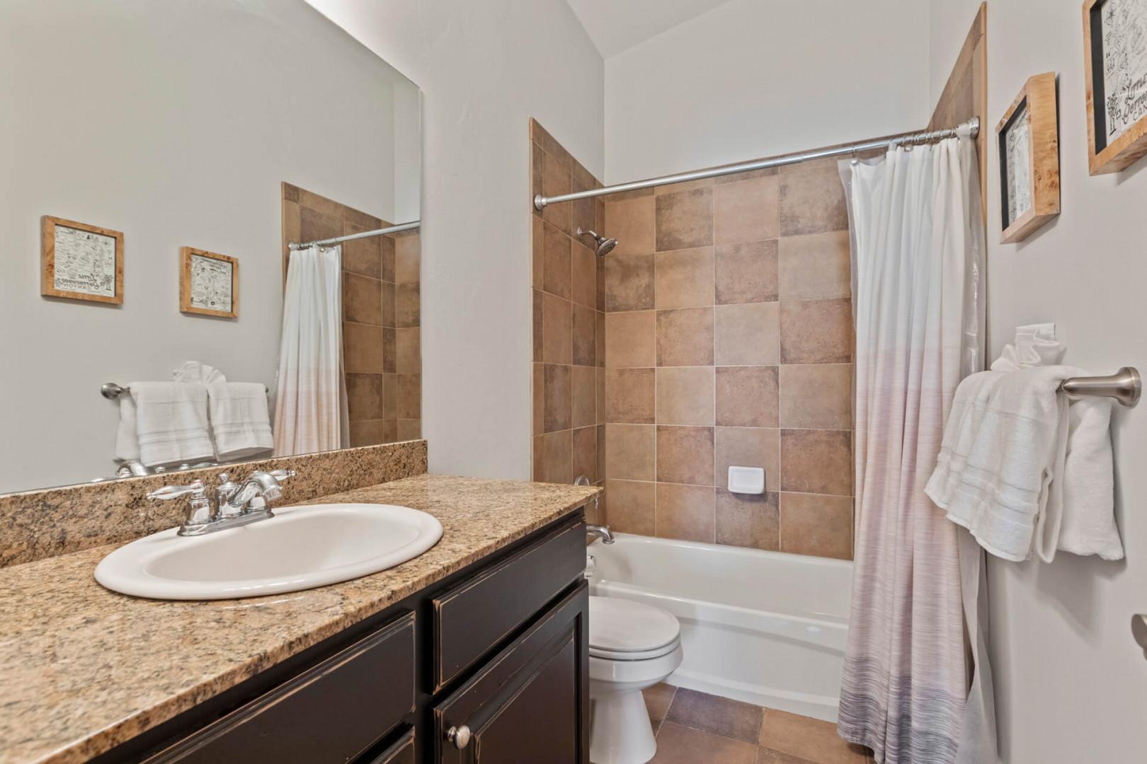 Bear Hollow Village 5595: Sleek sink, mirror, toilet, and convenient tub shower combo.