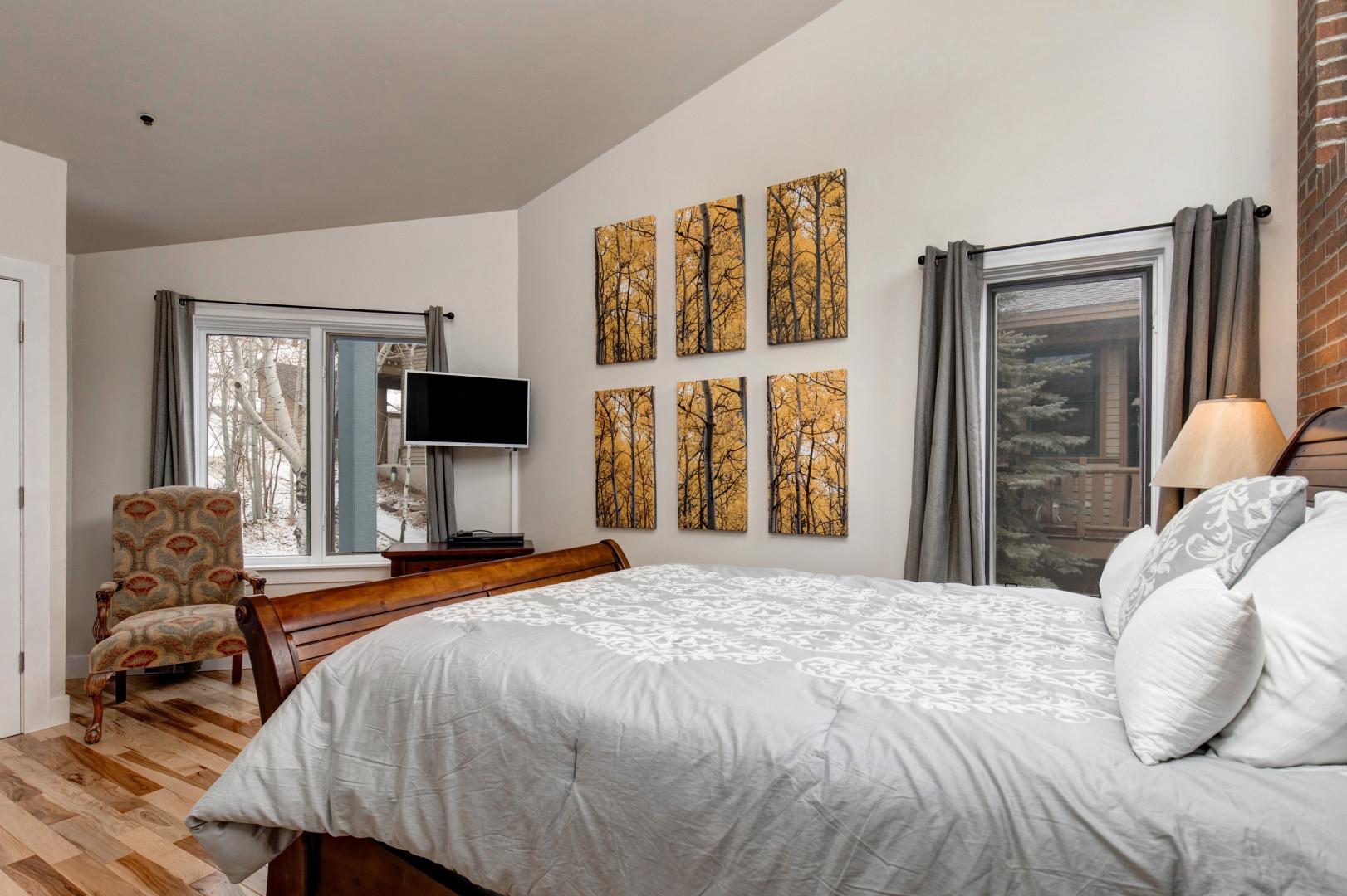 Sunspot 625-A4 - Queen bed, sleep like royalty in our cozy queen bed retreat.