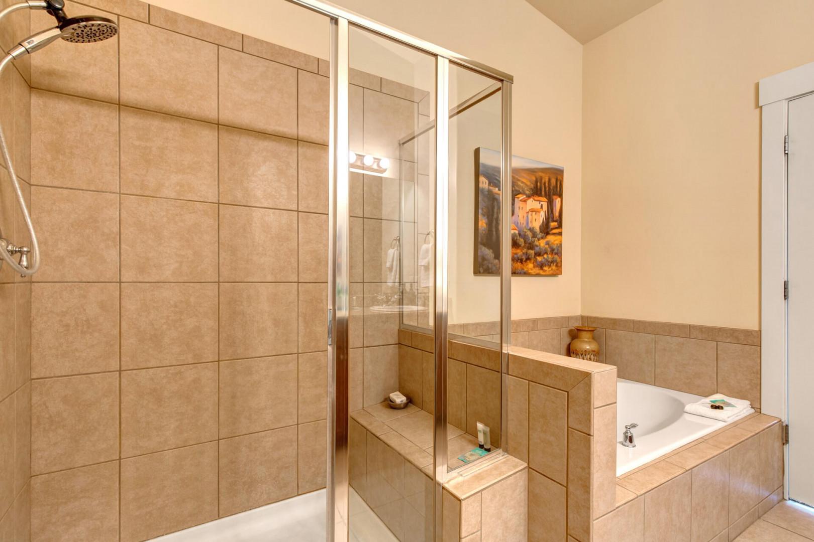 Bear Hollow Village 5610: Upstairs Master En Suite Bathroom with Separate Shower and Soaking Tub