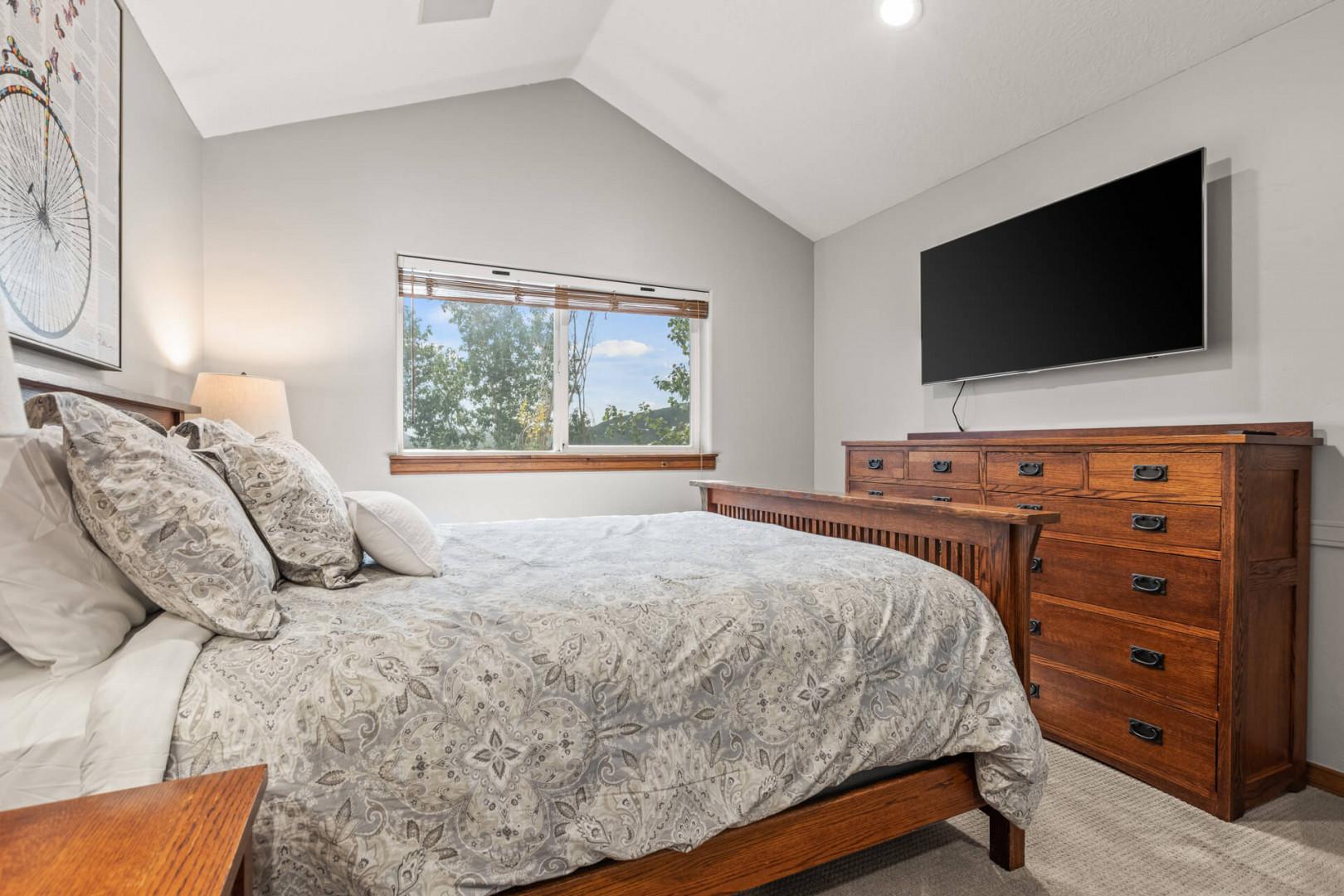 Bear Hollow Village 5458: Sleep like royalty under a vaulted ceiling in a queen bed in the second bedroom.