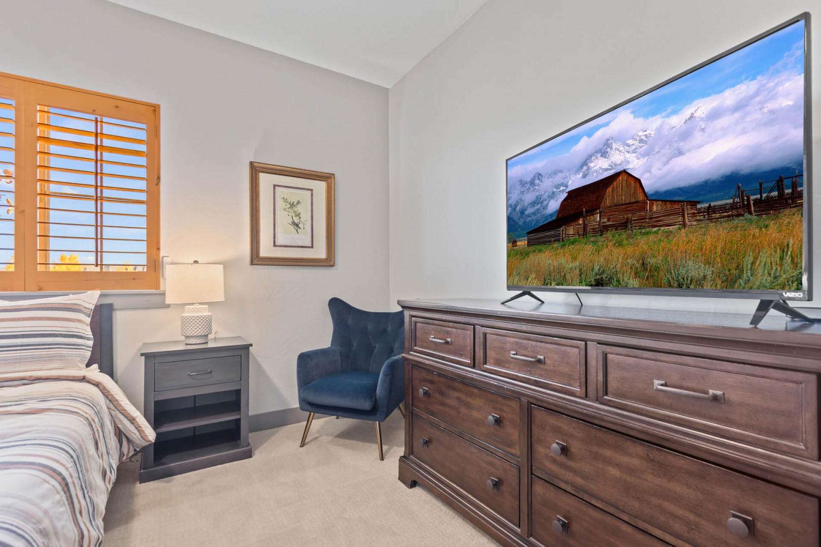 Bear Hollow Lodges 3307: The master bedroom features a King-sized bed, ceiling fan, 38” LCD TV, and comfortable bedding.