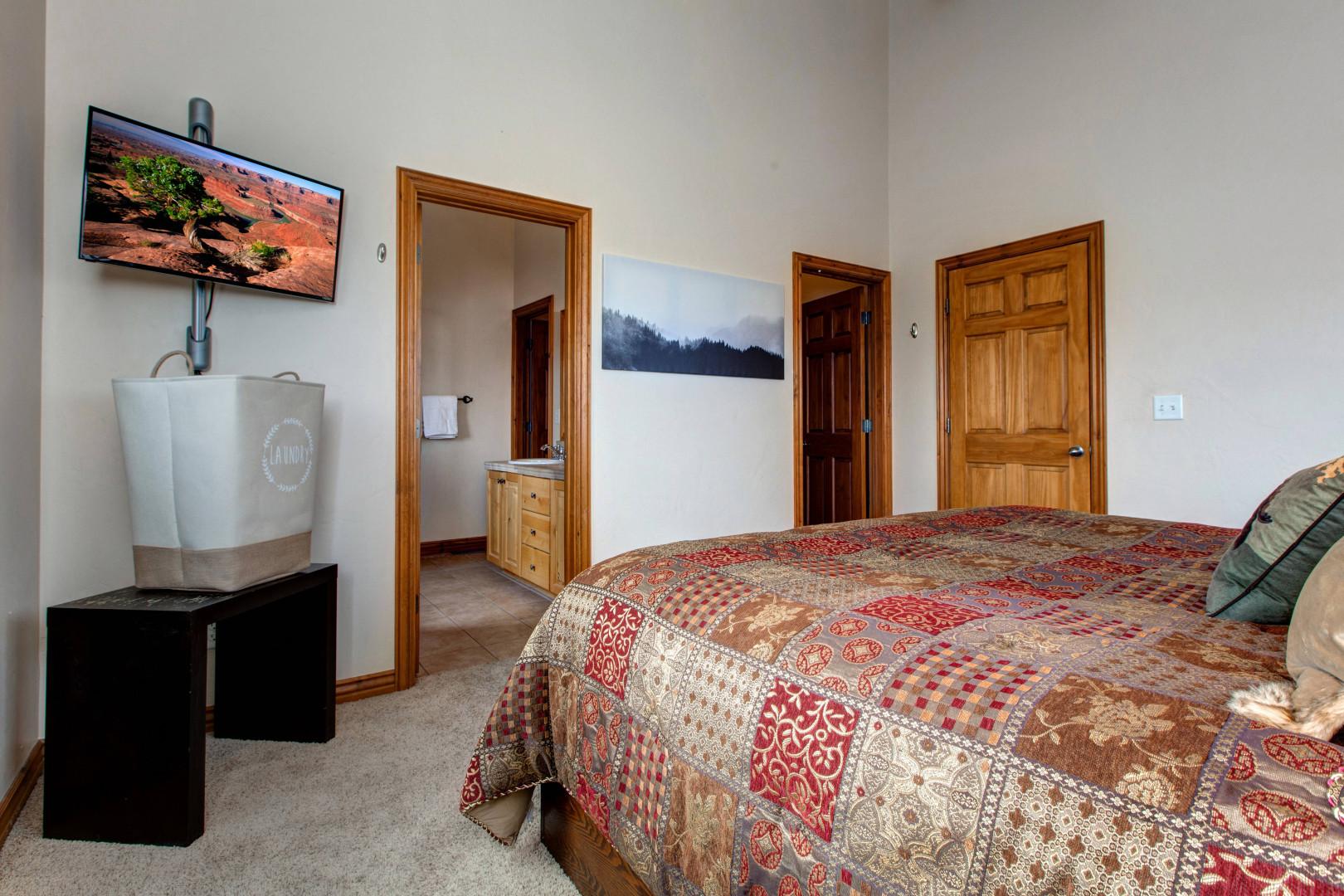 Bear Hollow 5478: Cozy bed and private bathroom for ultimate relaxation.