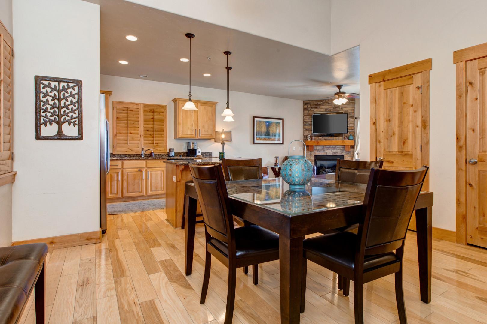 Bear Hollow Lodges 3307: The dining area just adjacent to the kitchen and countertop seating, there is more room for meals in or games.