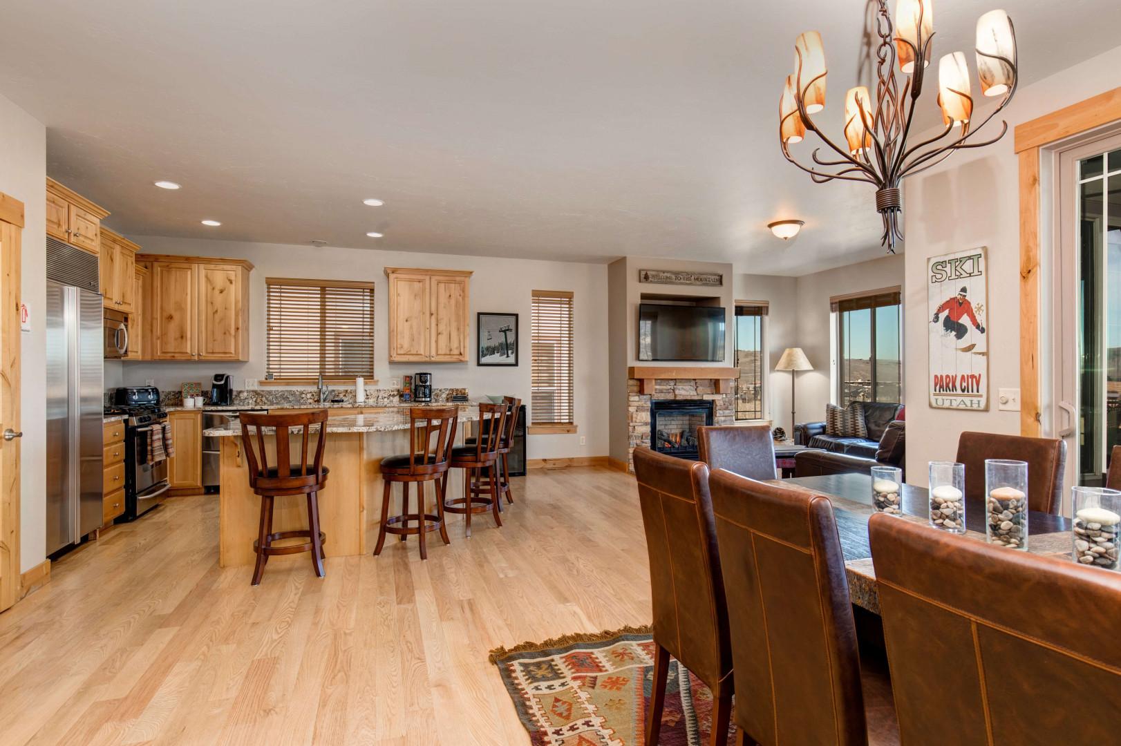 Bear Hollow Village 5639: Cozy kitchen with bar stools, perfect for family meals.