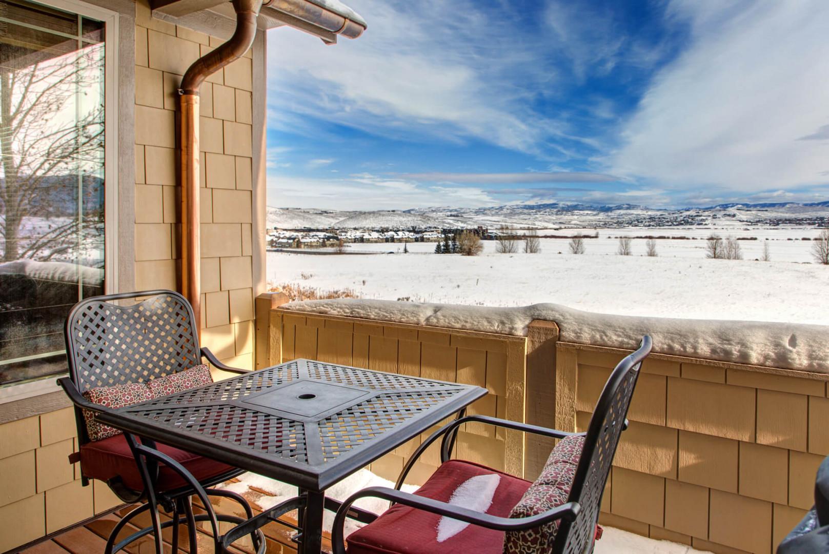 Bear Hollow Village 5639: Cozy seating area perfect for enjoying meals al fresco.