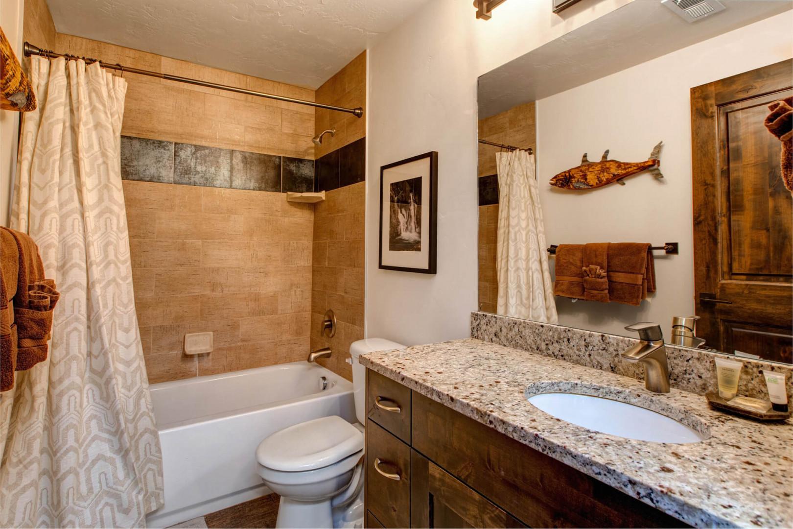 Bear Hollow Ridge 2308: The main bathroom with a shower/tub combo is shared by the first and second guest rooms.