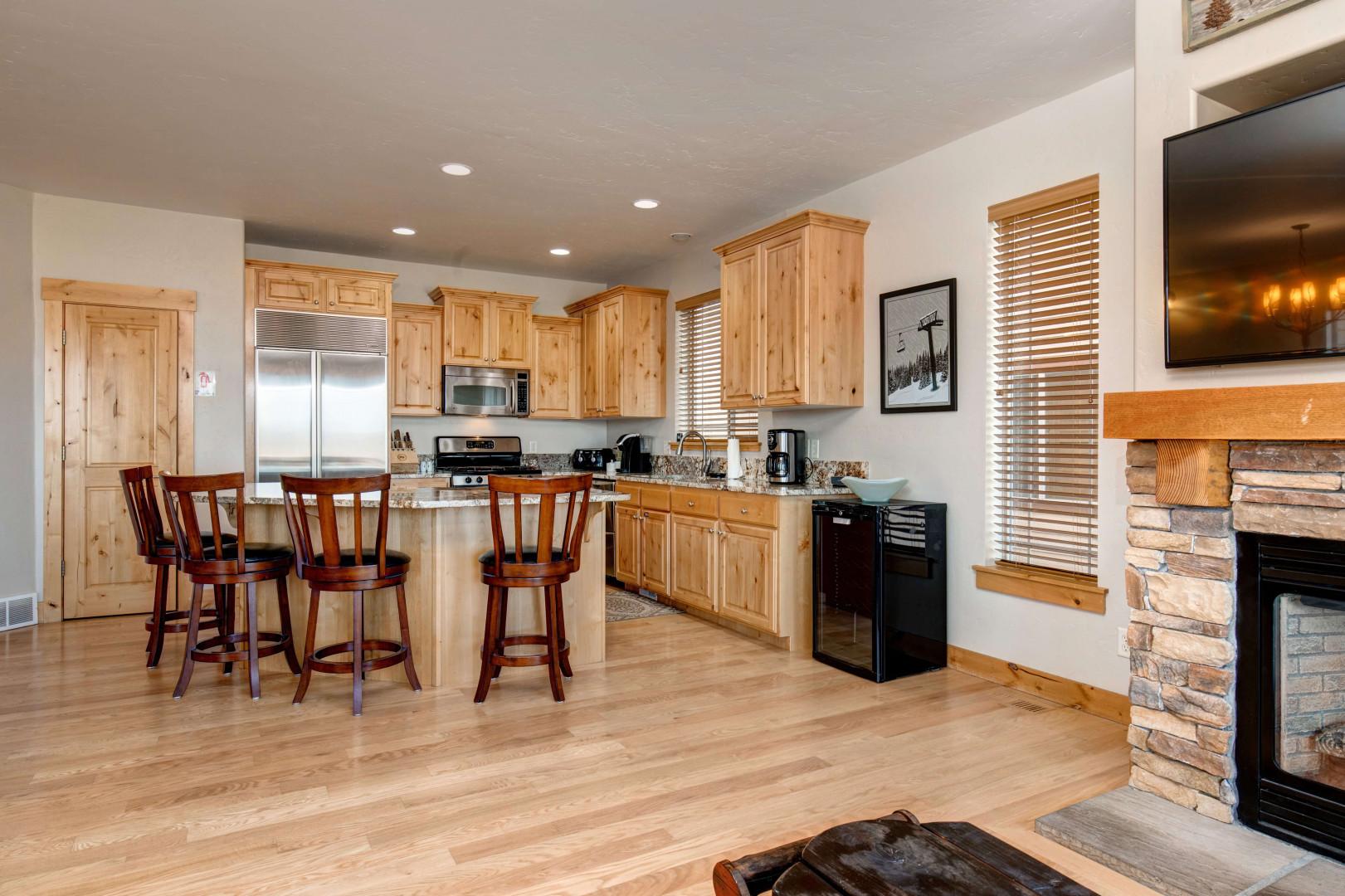 Bear Hollow Village 5639: Modern appliances and ample storage in sleek kitchen design.