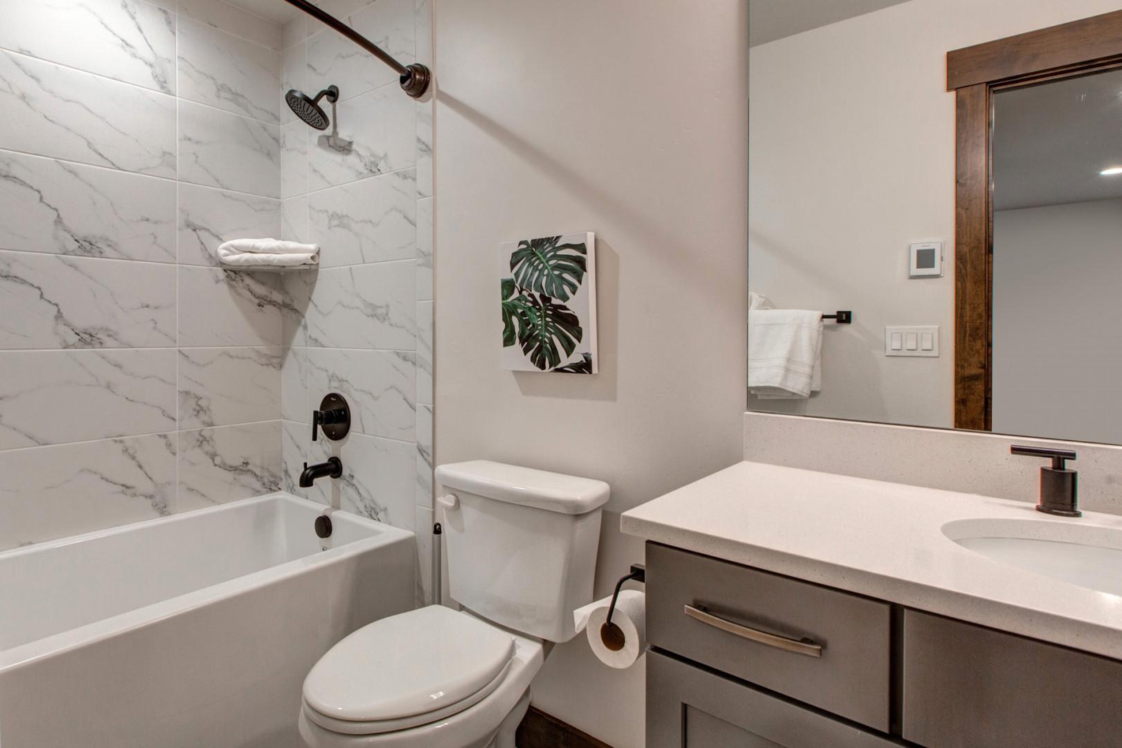 Black Rock Ridge 14494: Sleek sink, mirror, toilet, and convenient tub shower combo.