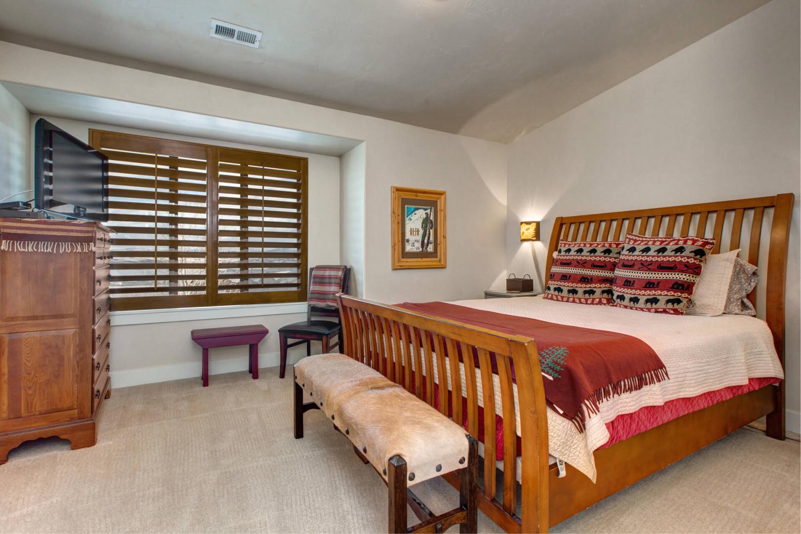 Bear Hollow Village 5437: 2nd Bedroom- Drift into dreams in this cozy queen bed with HD TV.