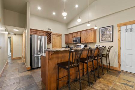 Vacation Rentals in Park City at Bear Hollow Lodges 1404: Full kitchen with bar seating