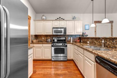 Vacation Rentals in Park City at Bear Hollow Lodges 4403: Fully-equipped kitchen with stainless steel appliances