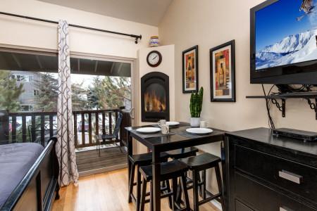 Vacation Rentals in Park City at Prospector Lodge 732: Dining area