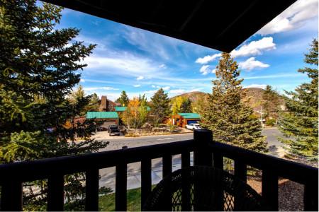 Vacation Rentals in Park City at Prospector Lodge 425: Private balcony