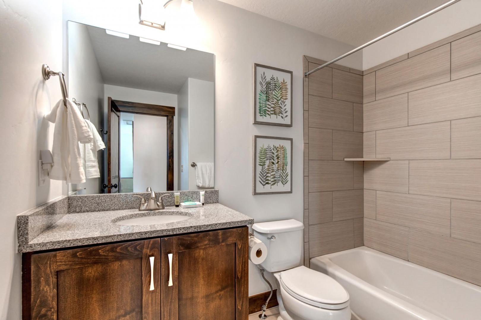 Retreat at Jordanelle 906: Upstairs shared bathroom