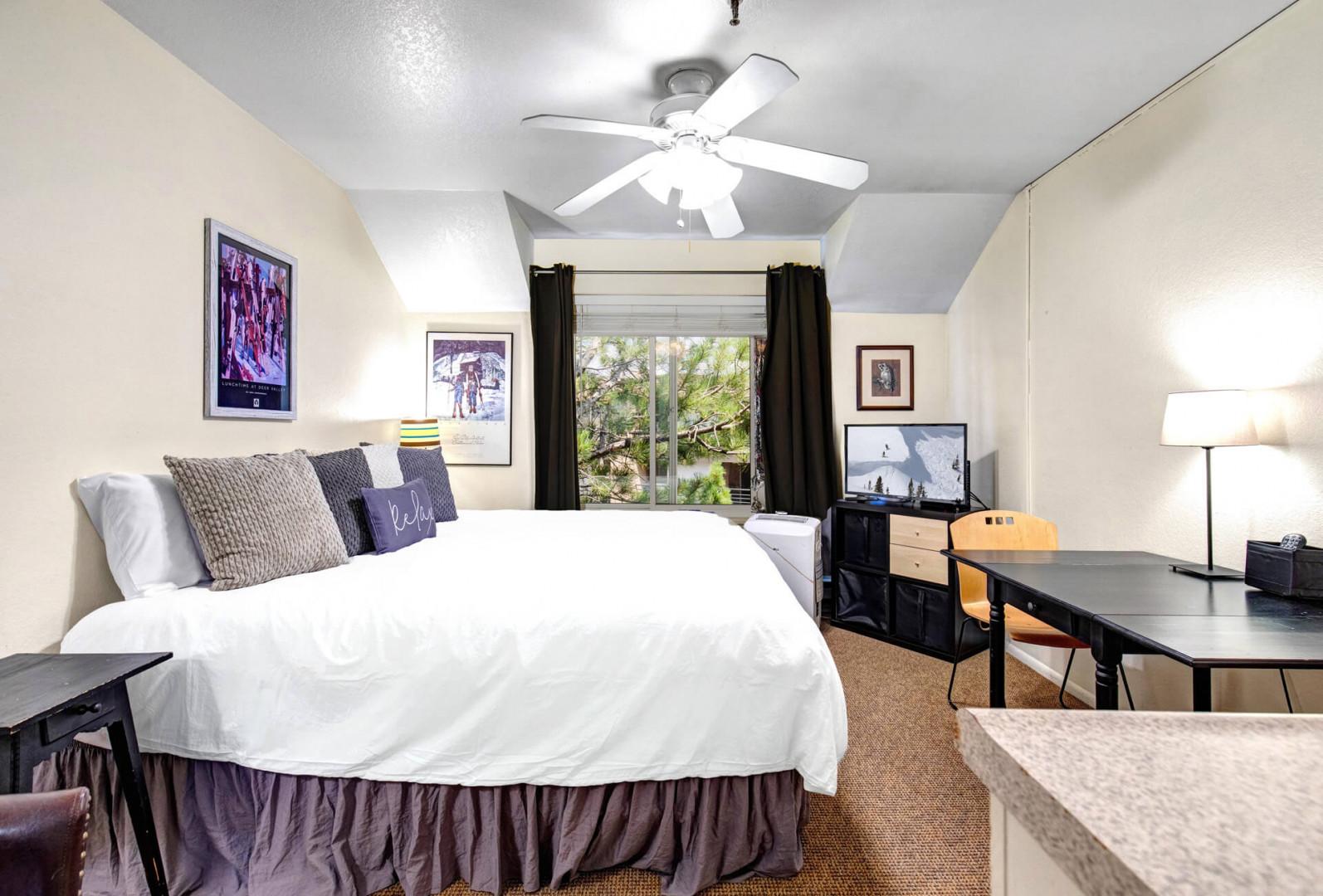 Slip into crisp, fresh linens and let the ceiling fan's gentle breeze lull you to rest. Outside your window, greenery frames peaceful views, while your desk and dresser give you all the space you need to settle in.