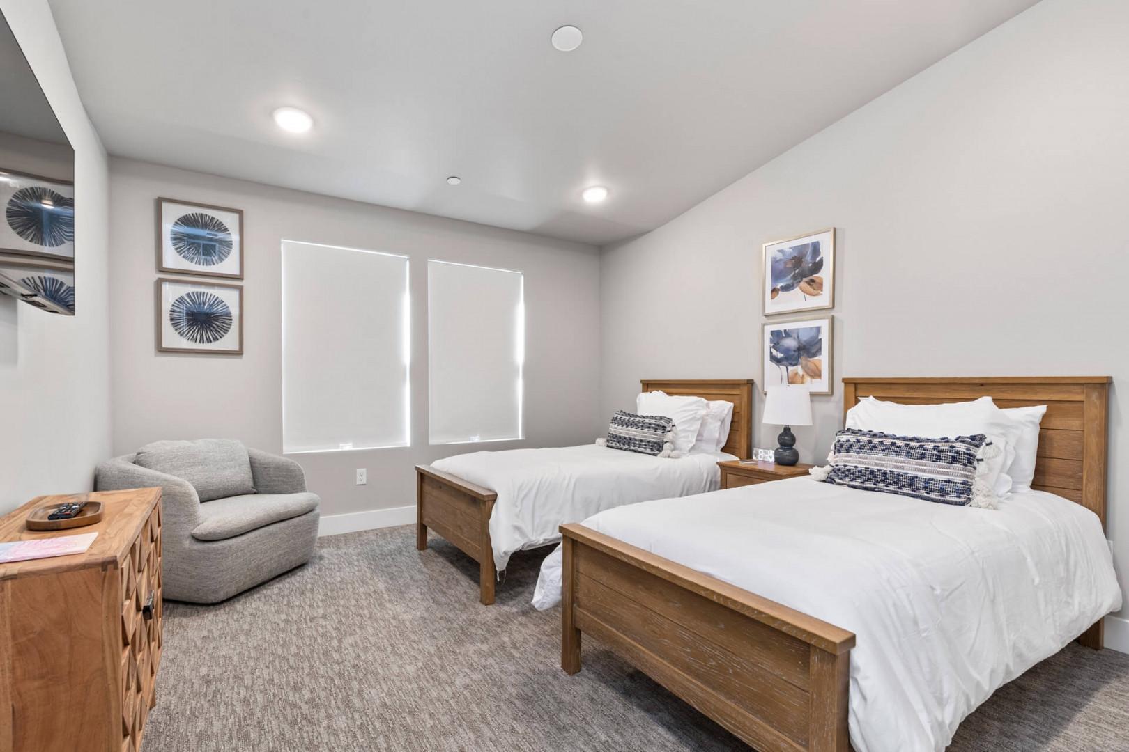 Mayflower Lakeside 301-45: Cozy twin beds by the window, perfect for a peaceful rest.