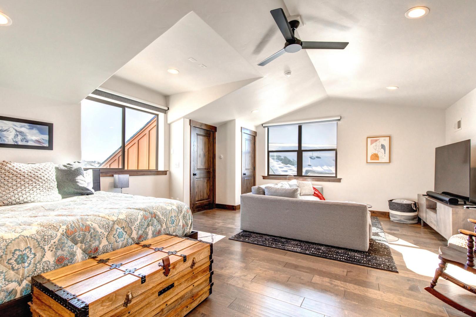 Black Rock Ridge 14457: Bedroom: Cozy retreat with a view, perfect for relaxing and unwinding.