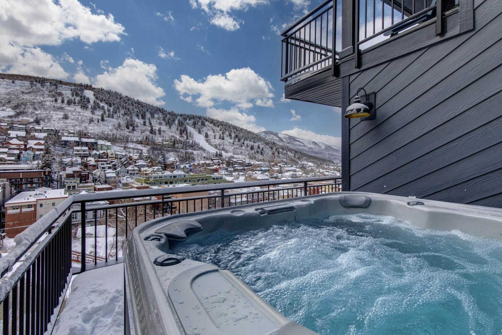 Upper Main 301: Soak in your private hot tub while taking in stunning snow-capped mountain views from your balcony.