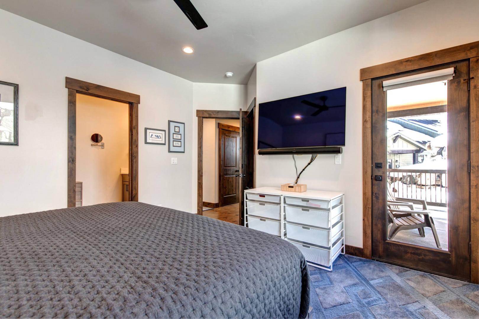 Black Rock Ridge 14457: Cozy bed with modern ensuite bathroom for ultimate relaxation.