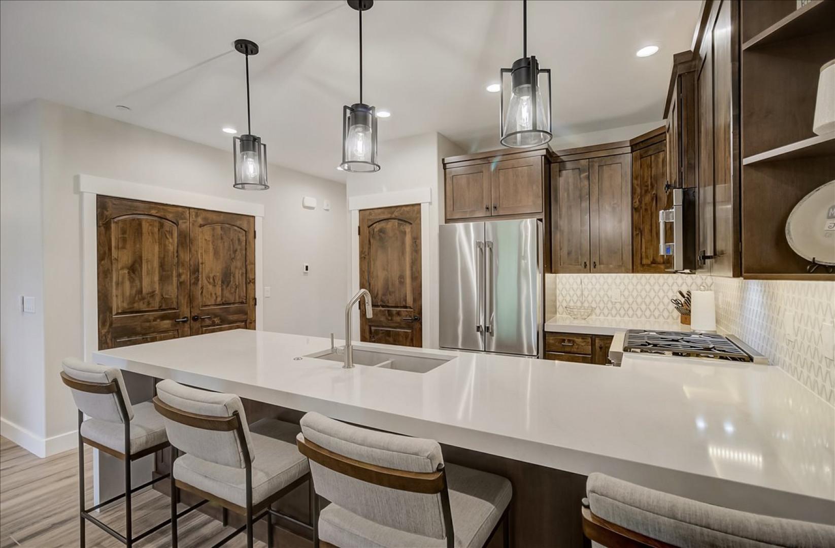 Black Rock Ridge 14202: Cozy bar stools by the kitchen bar table, perfect for breakfast.