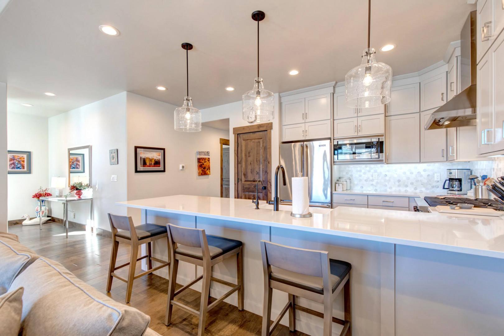 Black Rock Ridge 14457: Cozy bar stools by the kitchen bar table, perfect for breakfast.