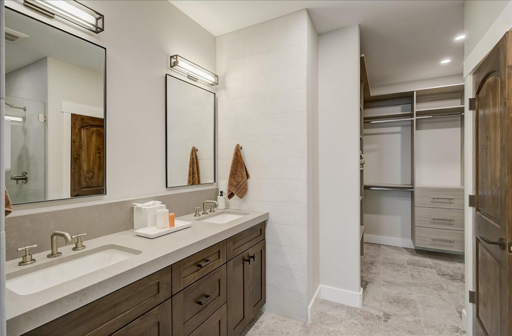 Black Rock Ridge 14202: Reflective sink area with a sleek mirror, perfect for morning routines.