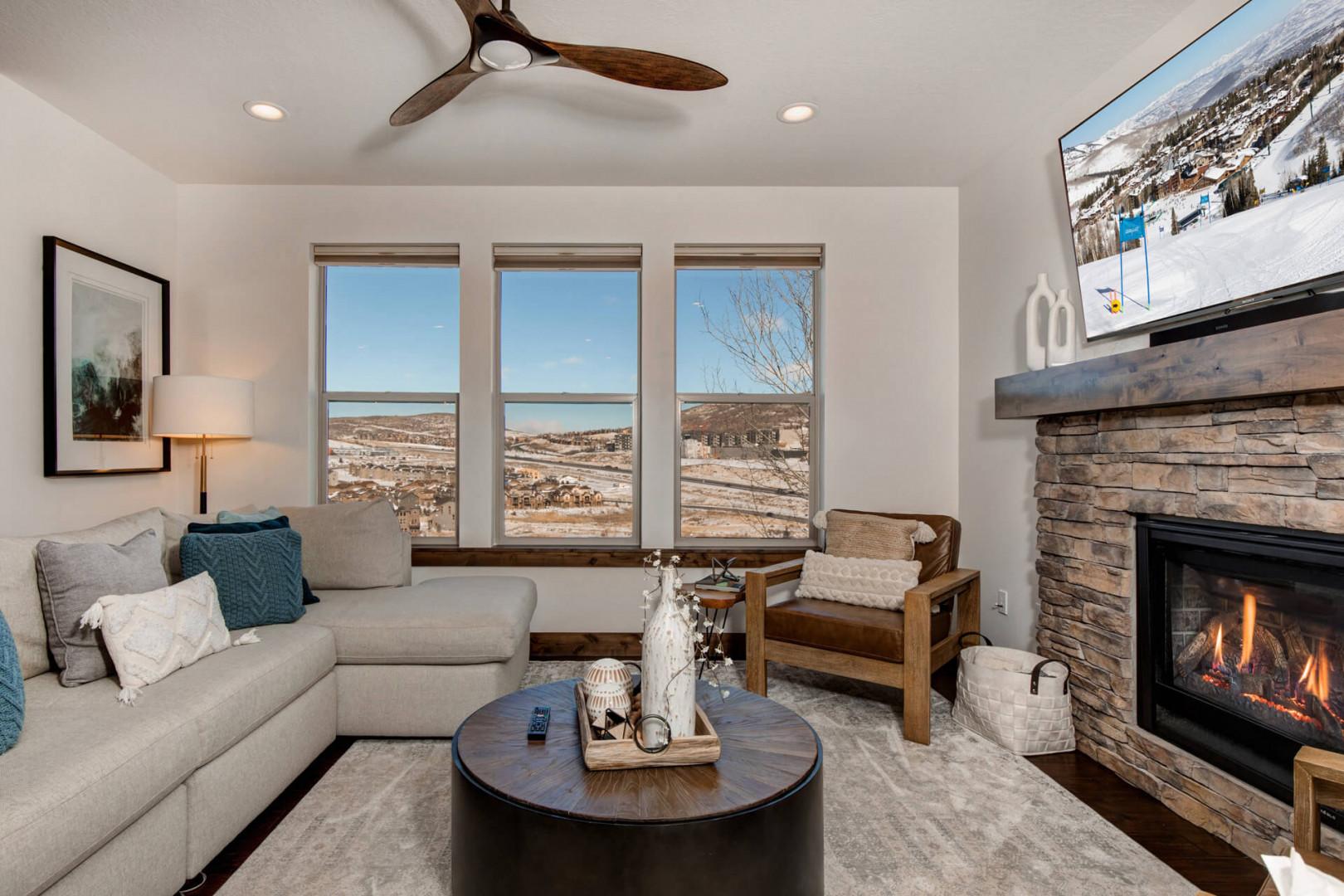 Retreat at Jordanelle 906: Main level living room with TV and gas fireplace