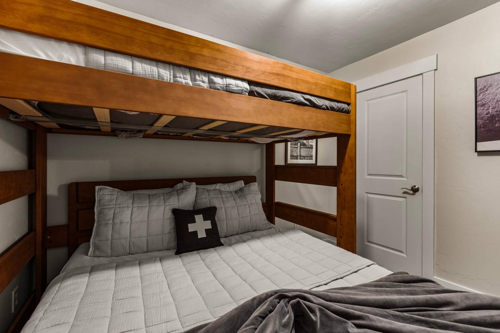 Bear Hollow Lodges 4104 Bunk Room Twin-over-Queen