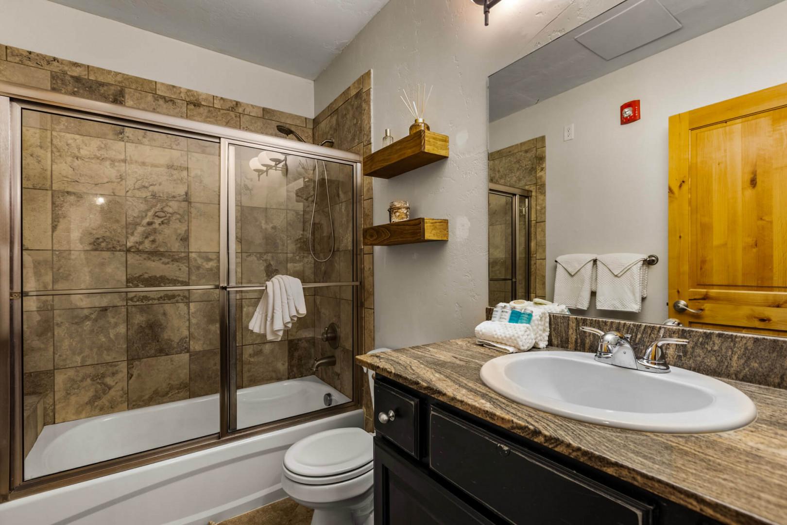 Bear Hollow Lodges 4104 Shared Bathroom