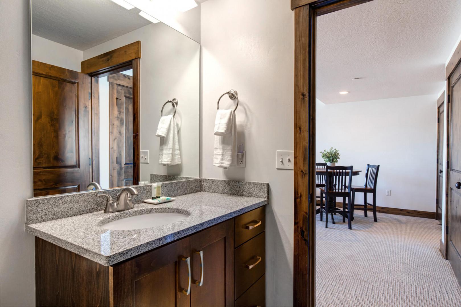 Retreat at Jordanelle 906: Lower level shared bathroom