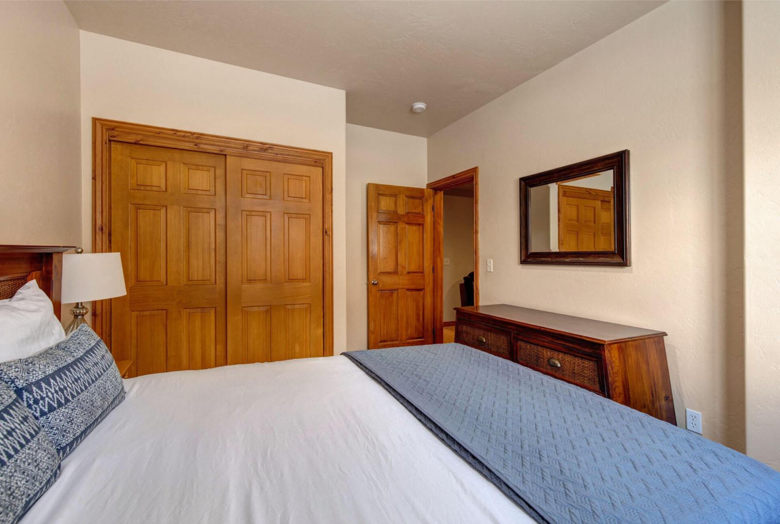 Bear Hollow Village 5478: Lower level bedroom with Queen-sized bed and shared bathroom