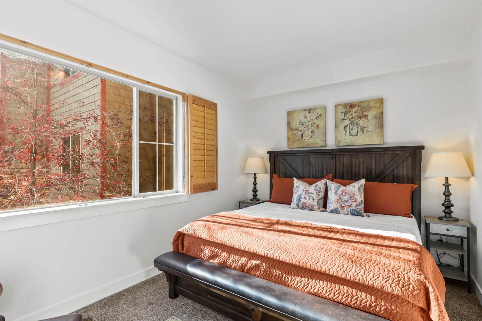 Vacation Rentals in Park City at Bear Hollow Lodges 1304: Primary bedroom with King bed and ensuite bathroom