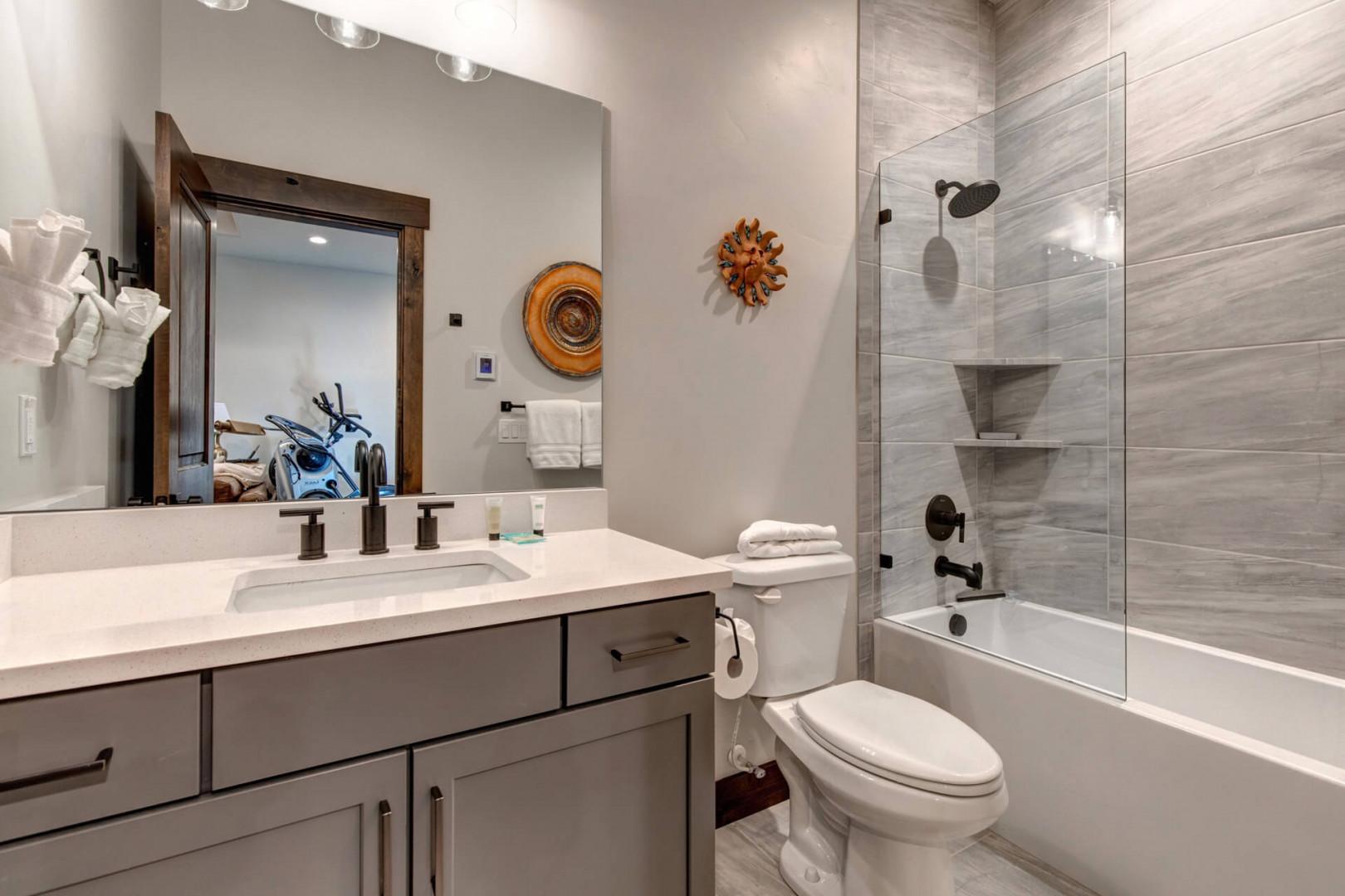 Black Rock Ridge 14457: Sleek sink, mirror, toilet, and convenient tub shower combo.